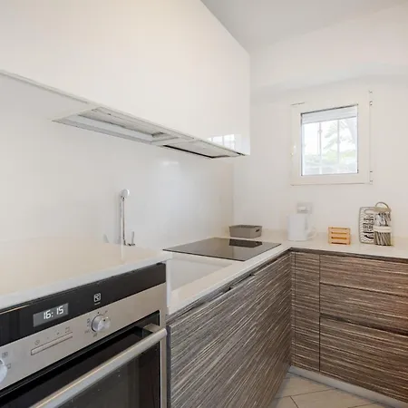 Lemon Tree House Aparthotel 3*